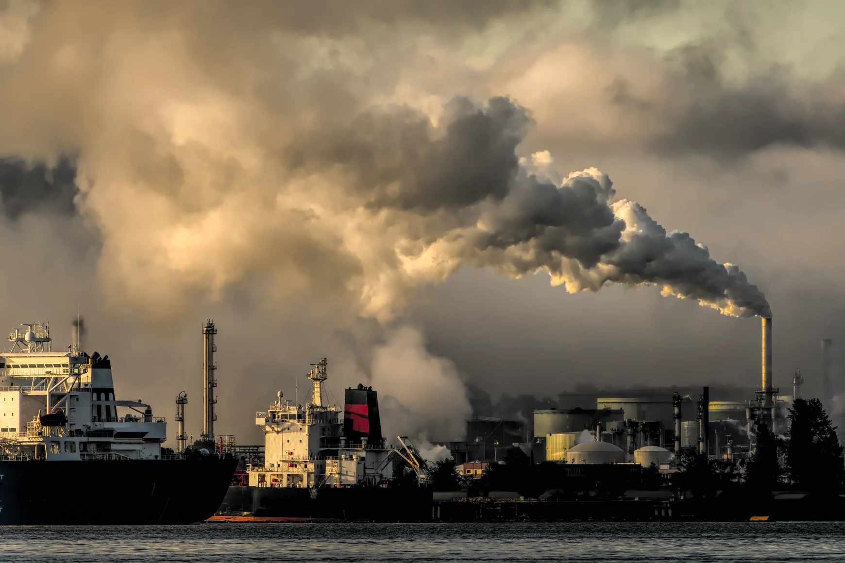 An oil refinery releasing harmful gases to the atmosphere: image by Unsplash 